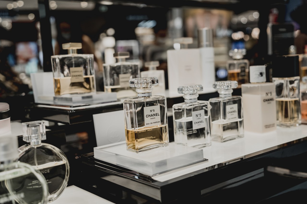 Explorando a Perfumaria de Nicho: Autenticidade e Exclusividade em Contraste com o Mercado Comercial