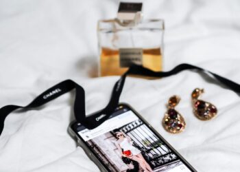 Perfumes à distância de um clique: como comprar fragrâncias online com envios nacionais cómodos