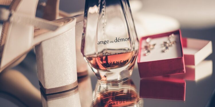 Perfumes de Celebridades e Colaborações Inesperadas em Produtos Profissionais Perfumes de Celebridades e Colaborações Inesperadas