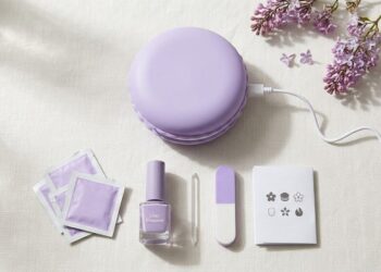 Unhas de Salão em Casa: O Fascínio do Kit Le Mini Macaron Lilac Blossom em 4711 Unhas de Salão em Casa: O Fascínio do Kit Le Mini Macaron Lilac Blossom